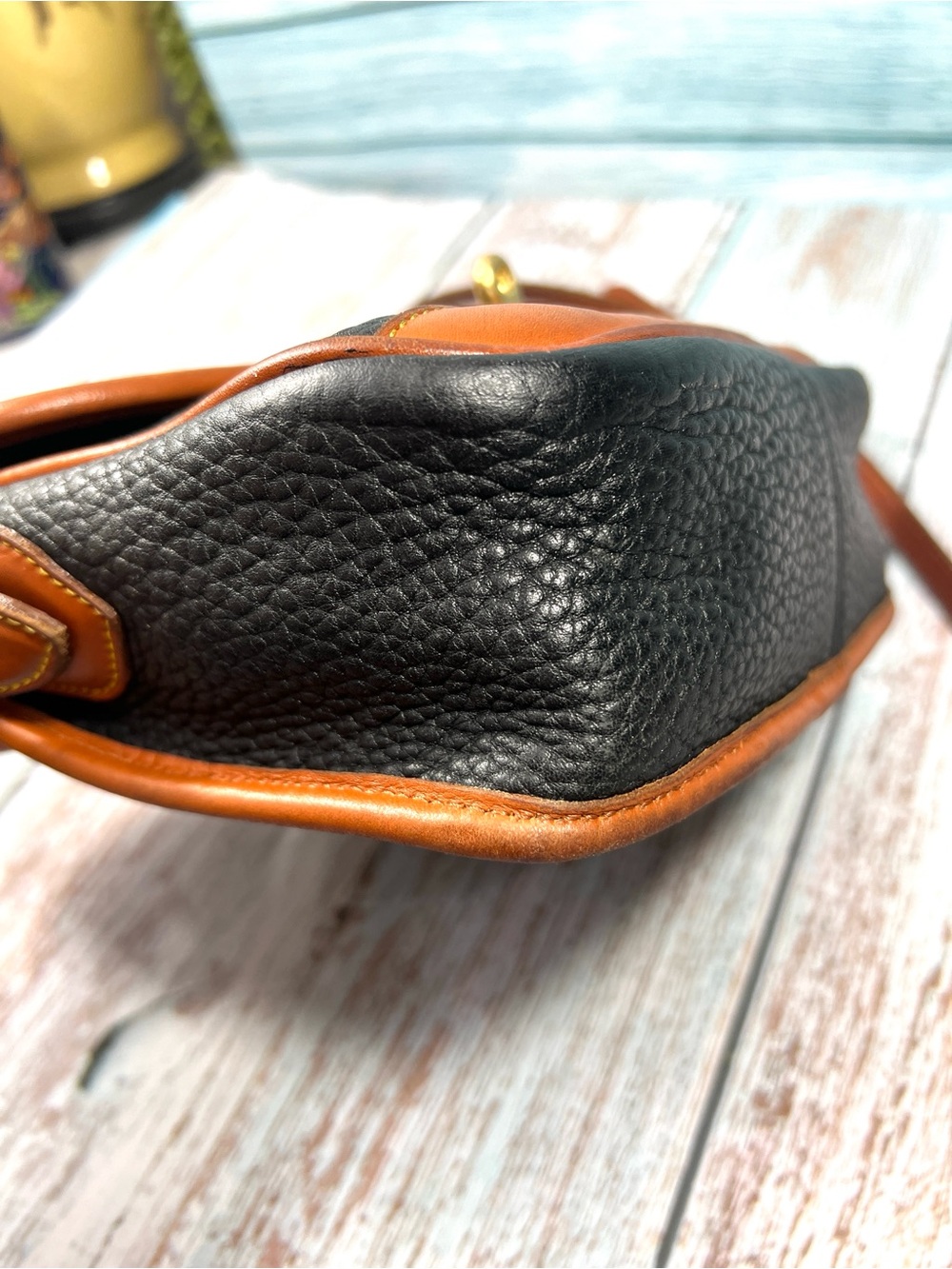 🦆 DOONEY & BOURKE BLACK AND TAN PEBBLE LEATHER SMALL CARRIER TURNLOCK CROSSBODY - Picture 7 of 14